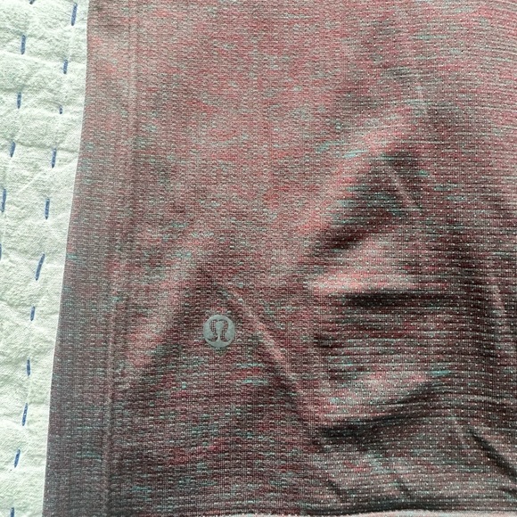 Men’s Large Lululemon Metal Tech Blue and Red. Short Sleeve size large. - Picture 4 of 6